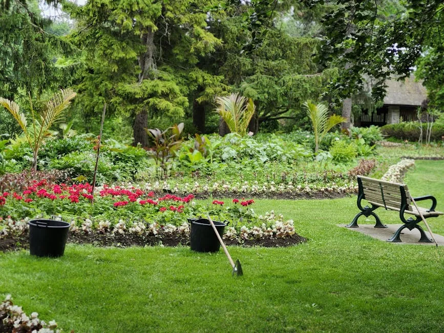 Massif fleuri compose de vivaces colorees borde de pelouse, jardin compose et harmonieux